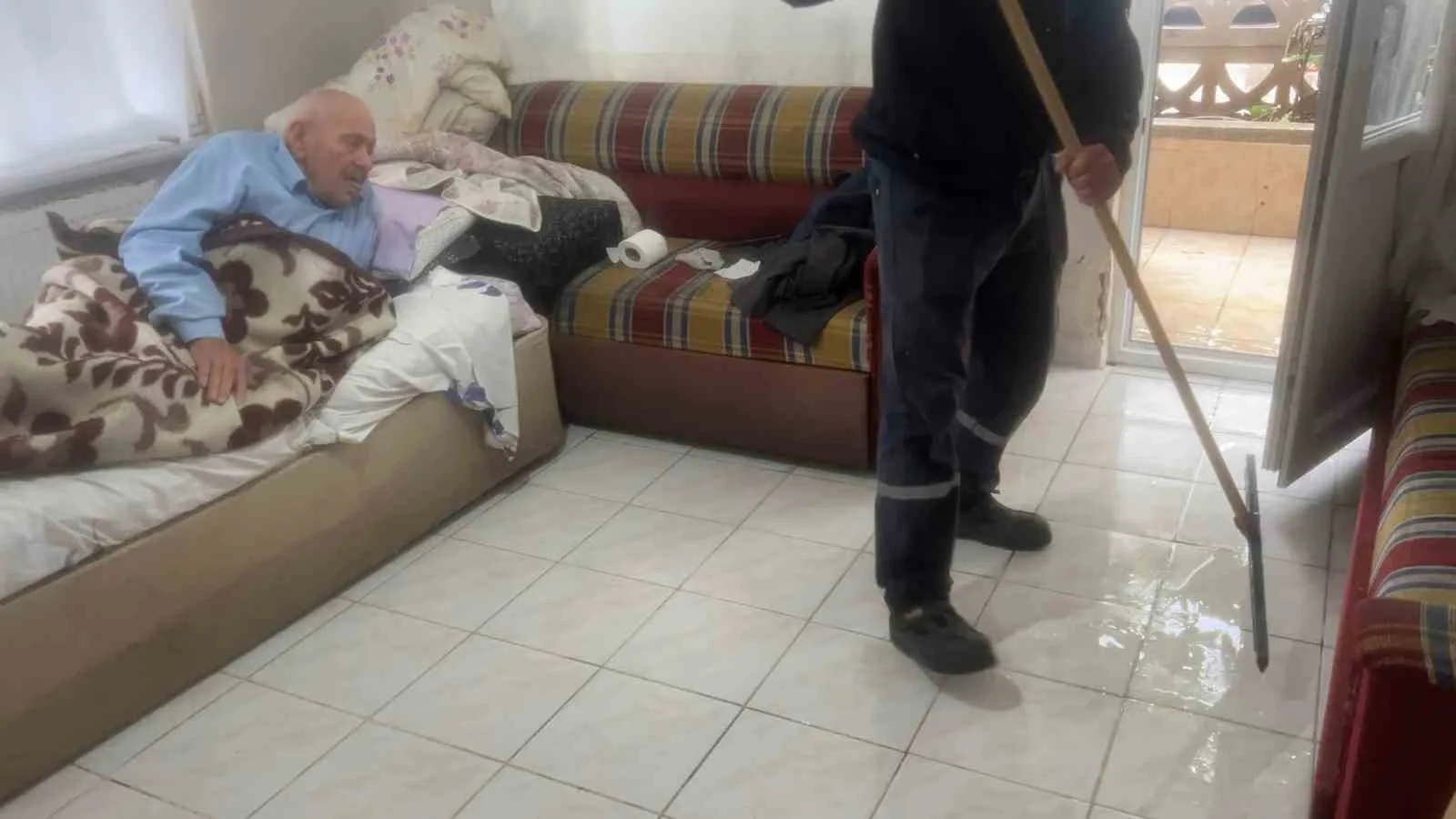 Bursa’da yağmur suları apartmanları bastı: 90 yaşındaki vatandaş mahsur kaldı
