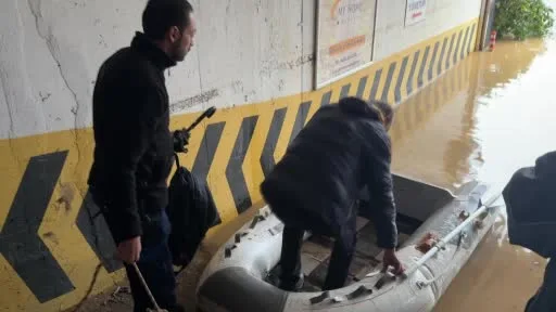 Ayazağa’da otoparkta mahsur kalan vatandaşlar şişme botlarla dışarıya çıkmaya çalıştı