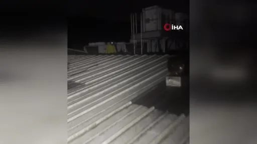 İstanbul’da jandarma ekipleri çatılardan geçerek mahsur kalan vatandaşları kurtardı