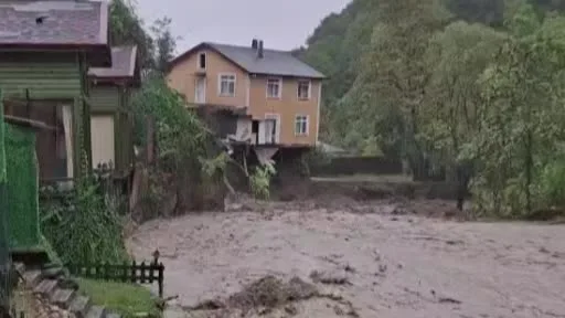 Sapanca’da dere kenarındaki ev böyle yıkıldı