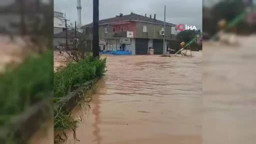 Karasu’da sokaklar göle döndü, evlerin giriş katlarını su bastı