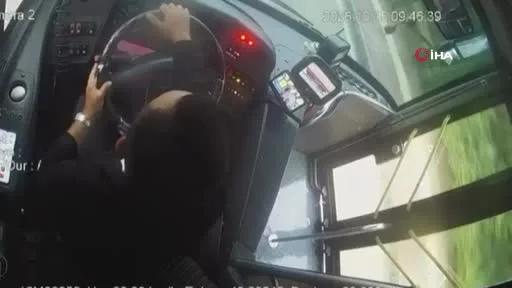 Önce şoförle tartıştı sonra kapının camını kırdı