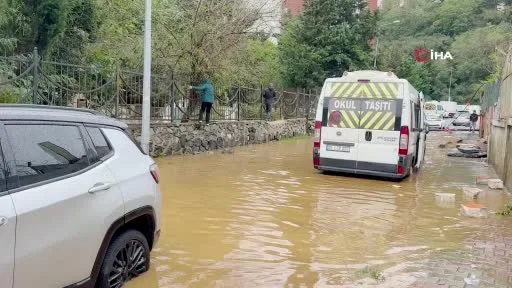 Ayazağa’da göle dönen yollarda vatandaşlar ilerlemekte güçlük çekti