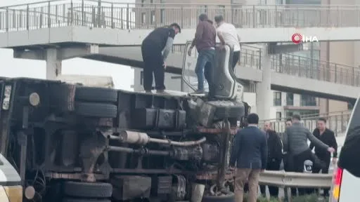 E-5 Karayolunda bariyerlere çarpan kamyon yan attı