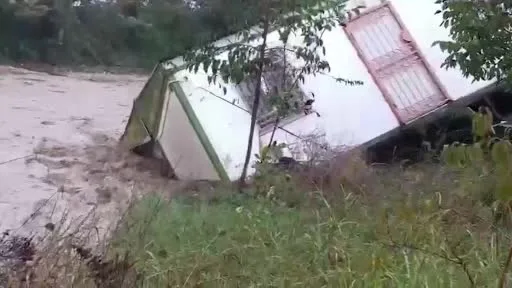 Sakarya’da sel sularına kapılan evler böyle sürüklendi: Evdekiler son anda kurtuldu