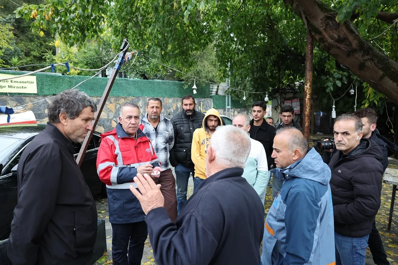 Sultangazi’de belediye ekipleri sağanak yağışla beraber ilçedeki çalışmalarını yoğunlaştırdı