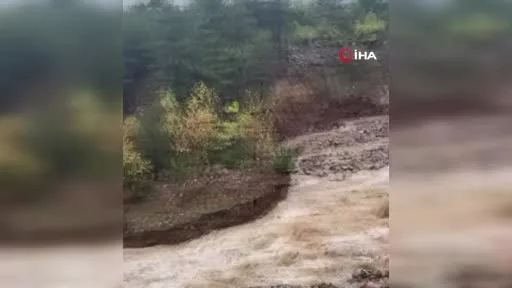 Derede heyelan anı kameraya yansıdı