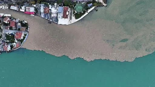 Yağmur sonrası İstanbul Boğazı çamura bulandı