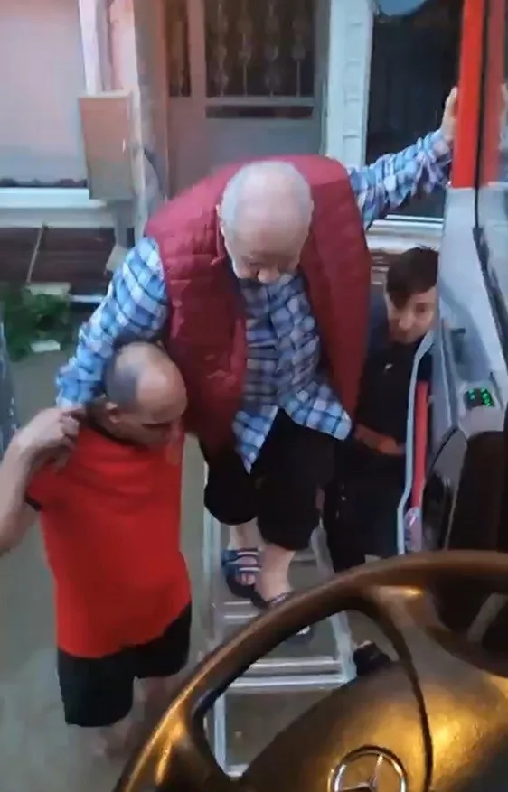 Selde mahsur kalan yaşlı adam, merdivenle köprü yapılarak kurtarıldı