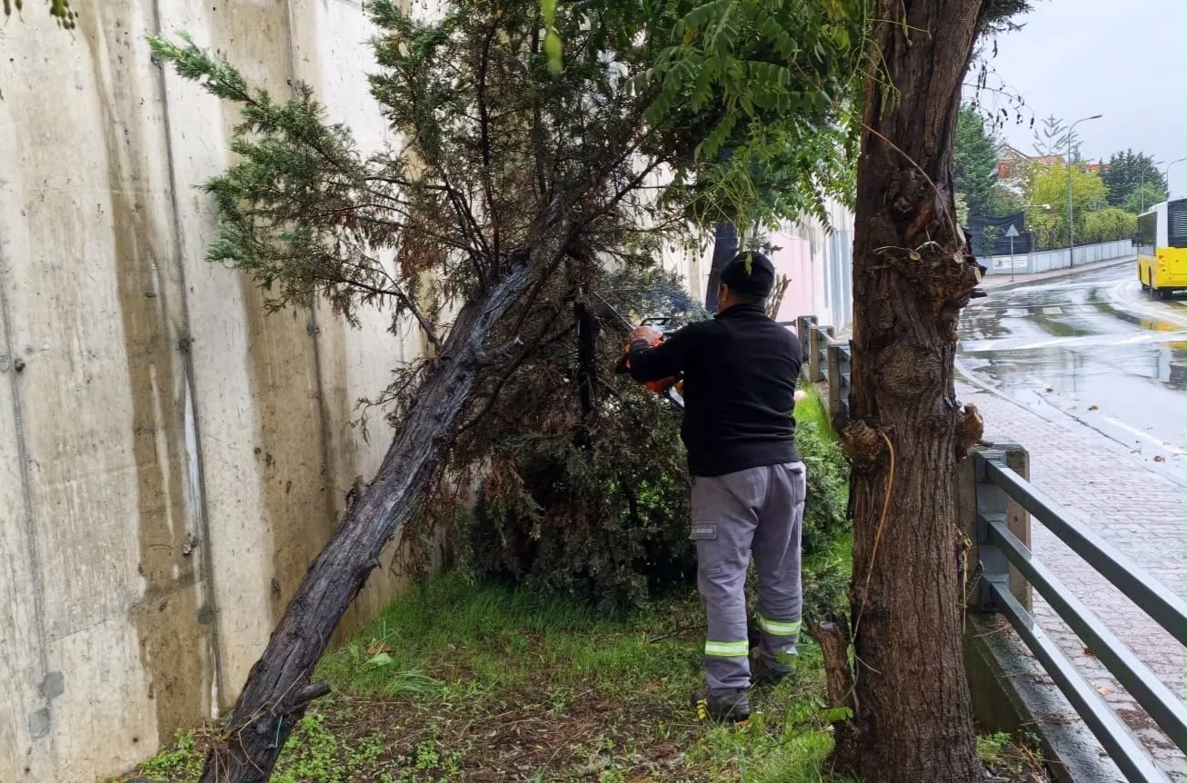 Kartal Belediyesi ekipleri şiddetli yağış ve fırtınaya karşı sahada