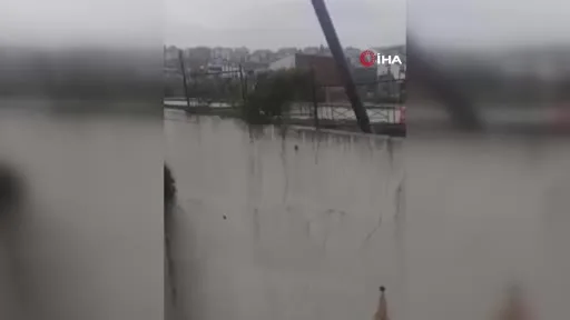 Dev istinat duvarı yerle bir oldu: O anlar kamerada