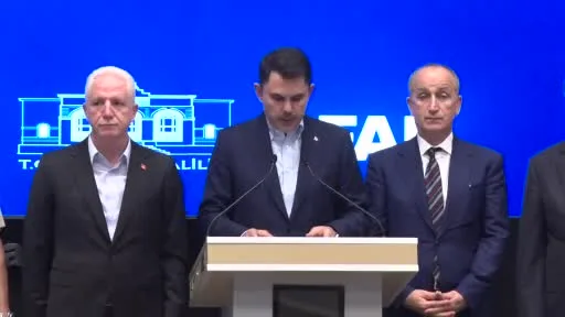 Bakan Kurum, "Şehrimiz 83 yılın en yüksek yağışını aldı. 24 saatte 186 kilogram yağış düştü. Bir günde İstanbul’da barajlarda doluluk oranı yüzde 7 oldu. Önceliğimiz vatandaşlarımızın can güvenliği. 48 toprak kayması vakası, 53 istinat duvarı, 9 bin 755 ihbar geldi. 7 bin 800 anında müdahale ettiler. Hızlı bir şekilde hasar tespite girdik. 300 iş yeri, 200 araç hasarı var var. 109 hayvanımız telef oldu" dedi.