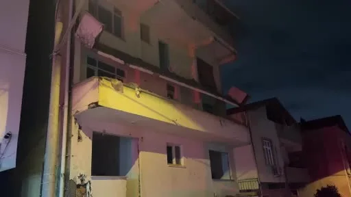 6 ay önce boşaltılan binanın balkonu çöktü: Bitişiğindeki bina tahliye edildi