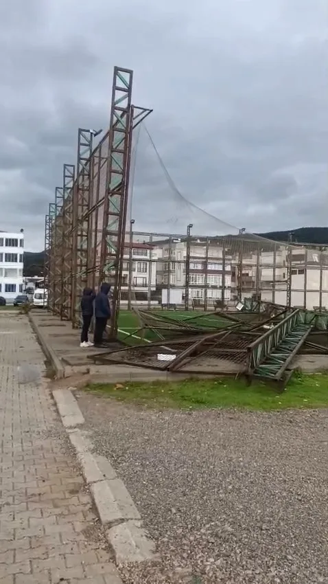 Bursa’da fırtına halı sahanın direklerini yıktı