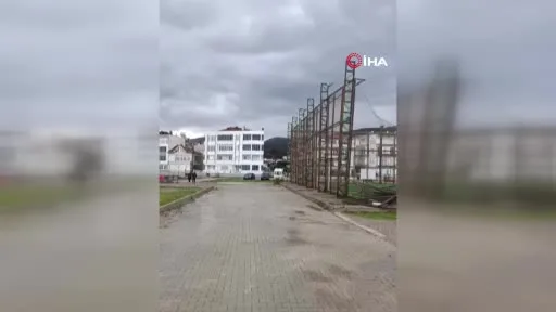 Bursa’da fırtına halı sahanın direklerini yıktı