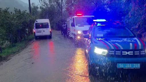 Taşan dere mahalleyi sular altında bıraktı: Mahsur kalan 48 kişi kurtarıldı