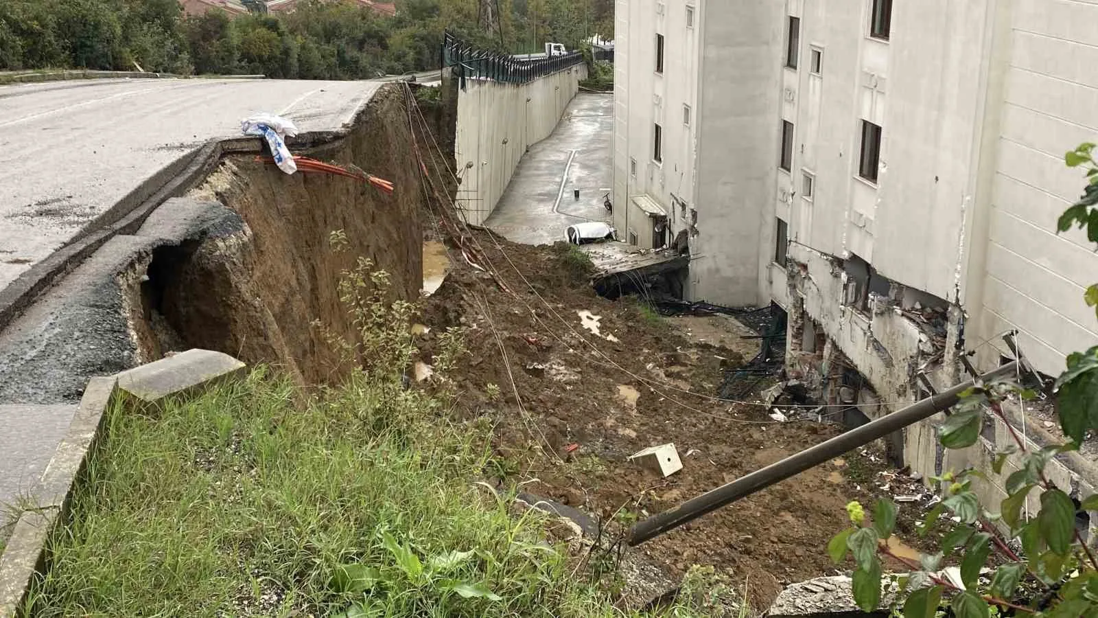 Kocaeli’de istinat duvarı çöktü: "Deprem mi oldu diye düşündük"