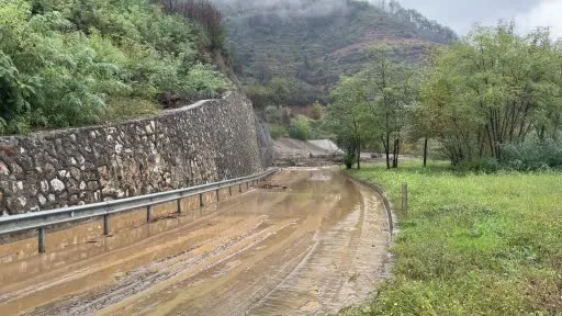 Sakarya’da toprak kayması nedeniyle iki mahalleye giriş kapandı