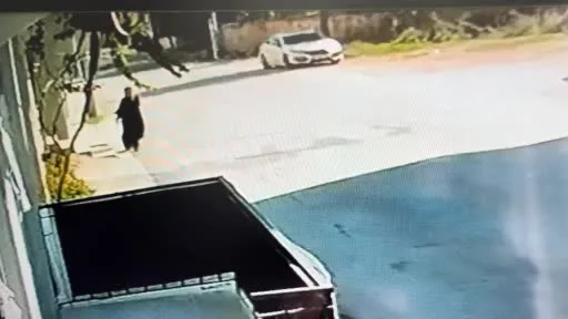 Telefonla konuşurken kapkaça uğradı : O anlar kamerada