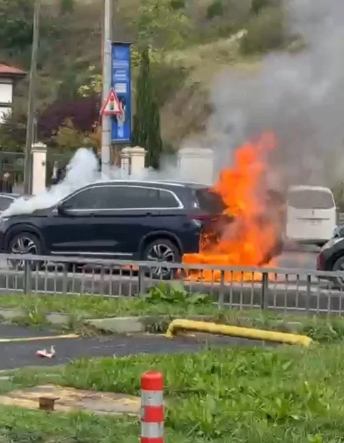 Eyüpsultan’da park halindeki araç alev alev yandı