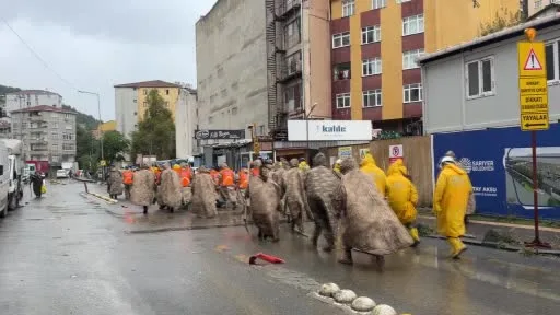 Ayazağa’da sel sonrası temizlik çalışmalarına jandarma da katıldı