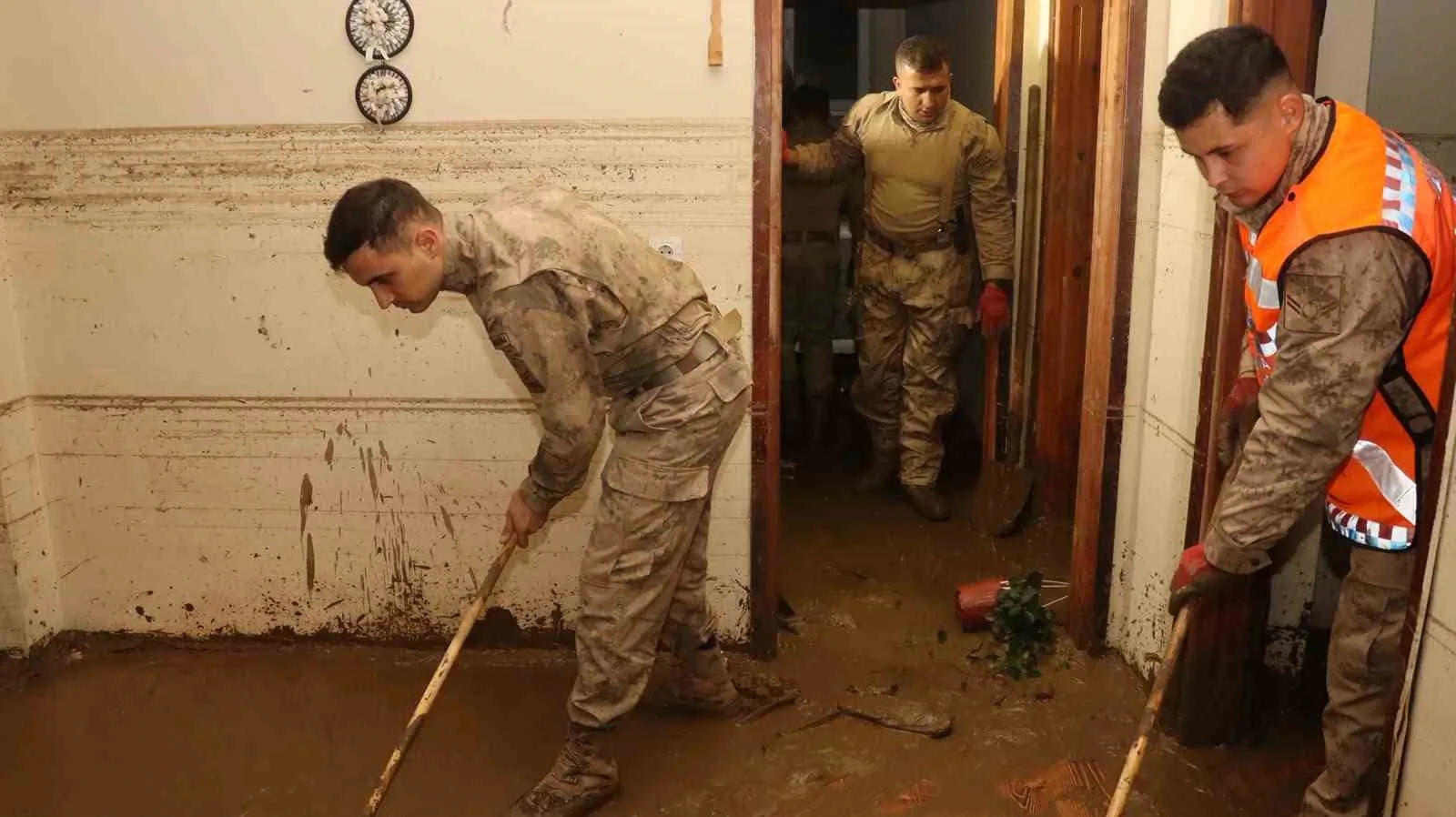 Jandarma komandolarının Ayazağa’da sel sonrası temizlik çalışmaları gece de devam ediyor