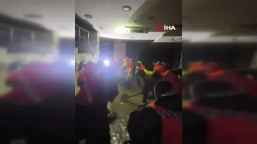 Jandarma komandolarının Ayazağa’da sel sonrası temizlik çalışmaları gece de devam ediyor