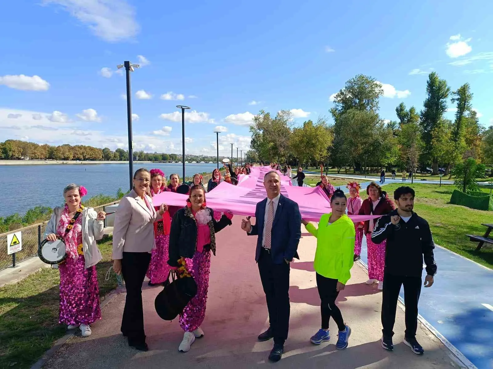 Edirne’de 18 metrelik pembe afişle meme kanserine karşı farkındalık mesajı verildi