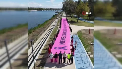 Edirne’de 18 metrelik pembe afişle meme kanserine karşı farkındalık mesajı verildi