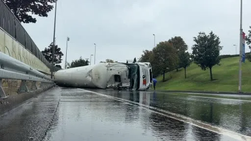 Bakırköy’de LNG yüklü tanker yan yattı, yol trafiğe kapatıldı