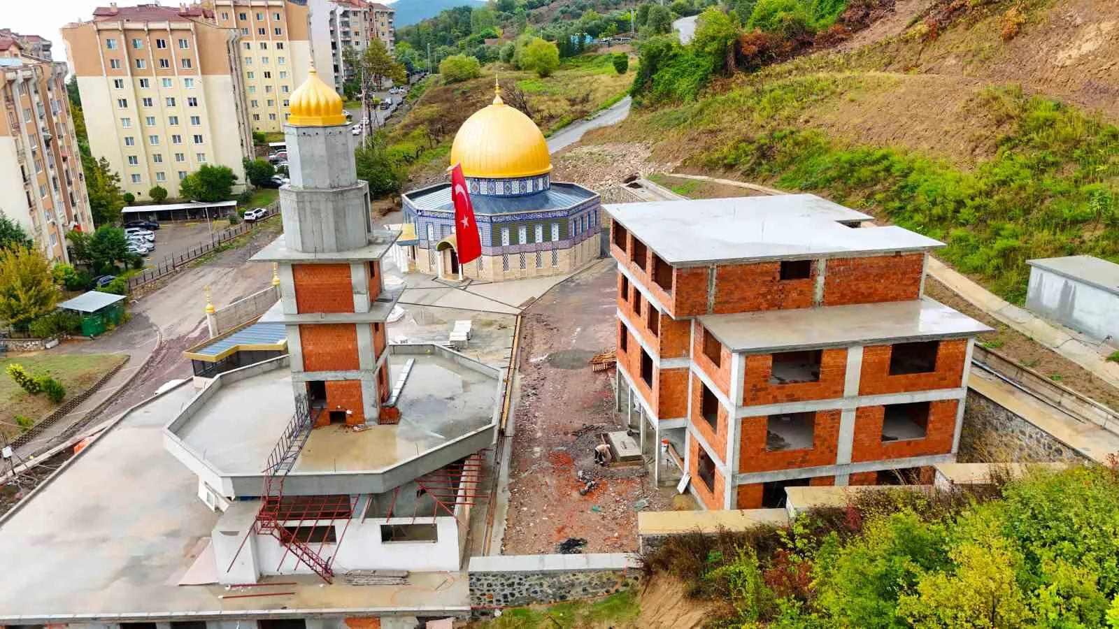 Karamürsel’de Aksa Camii için malzeme desteği