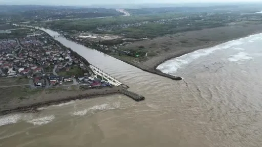 Sakarya Nehri, taşıdığı çamur ve sularla Karadeniz’in rengini değiştirdi