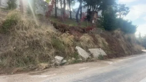 Bursa’da yağışlar istinat duvarını yıktı, duvar parçaları yola düştü