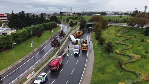 Bakırköy’de devrilen LNG yüklü tanker 5 saatte kaldırıldı
