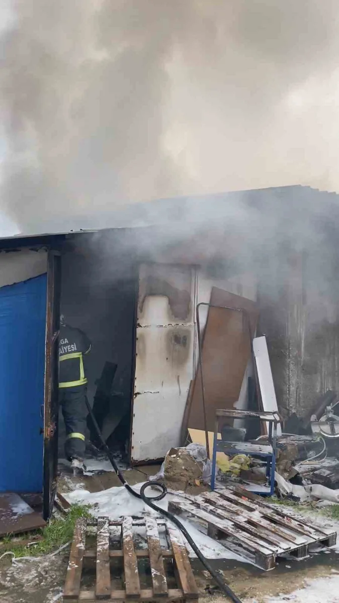 Biga’da sanayi sitesindeki marangoz atölyesinde çıkan yangın korkuttu
