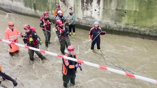 Ayazağa’da sel felaketi sonucu kaybolan 3 kişiyi arama kurtarma çalışmaları sürüyor