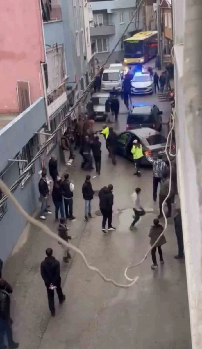 Polisten kaçan araç durduruldu, mahalleli şüphelileri kaçırdı