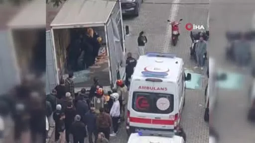 Esenyurt’ta iki işçinin üzerine cam devrildi: 1’i ağır 2 yaralı