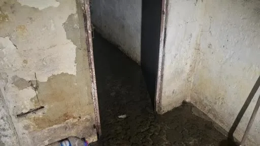 Üsküdar’da rögar patladı: Bodrum katını pis su bastı, apartman sakinleri yardım bekliyor