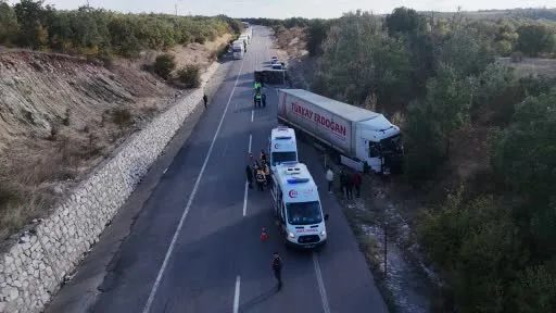 Edirne’de tır kuyruğunda kaza: Tır ile kamyonet çarpıştı, 4 kişi yaralandı