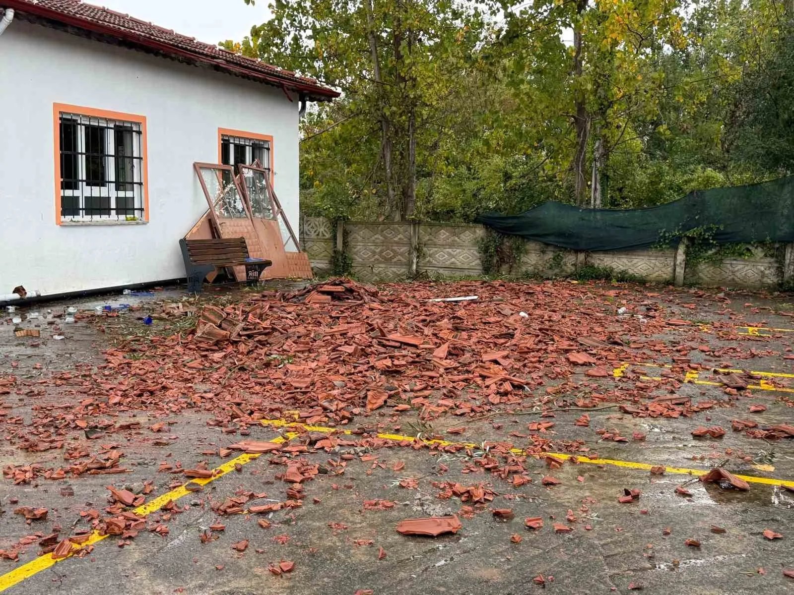Selin ardından hortum vuran okulun çatısını el birliği ile tamir ettiler