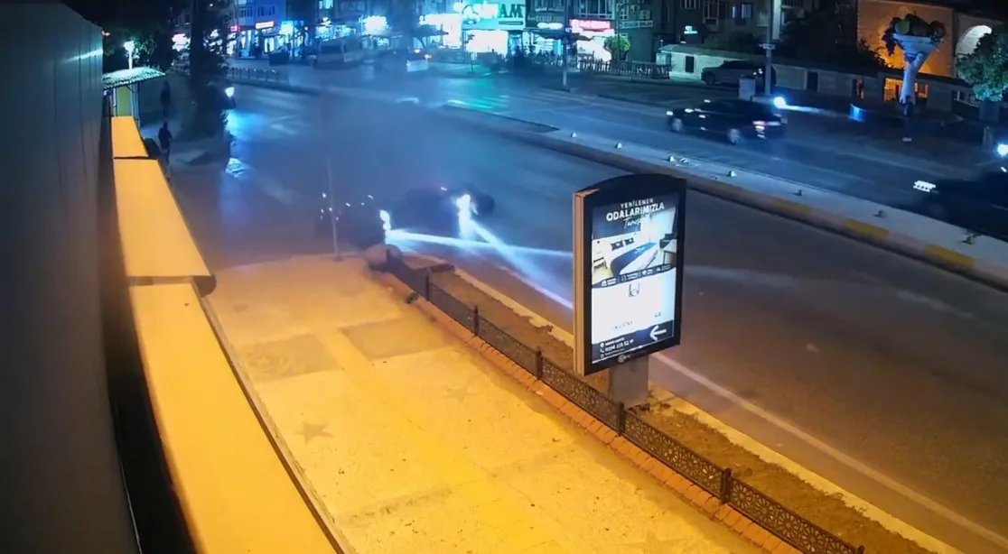 Edirne’de yaya geçidinde iki motosiklet çarpıştı: Kaza anı kamerada