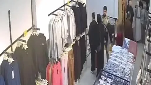 Arnavutköy’de bir şahıs küçük çocukla girdiği mağazadan kıyafet çaldı