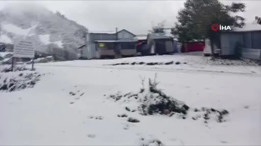Mevsimin ilk karı Sakarya’nın zirvelerine düştü: Yaylalar beyaza büründü