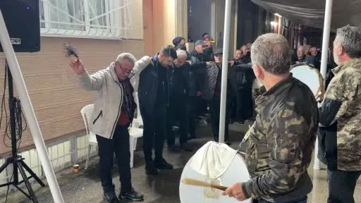 Bursa’da yağmur altında Arnavut damat coşkusu