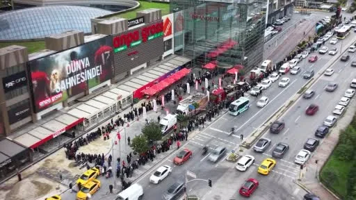 Açılışta indirim izdihamı: Kuyruk havadan görüntülendi
