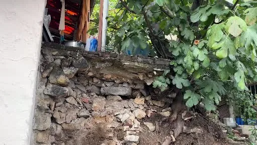 Yağmurdan dolayı toprak kaydı, taşlar devrildi