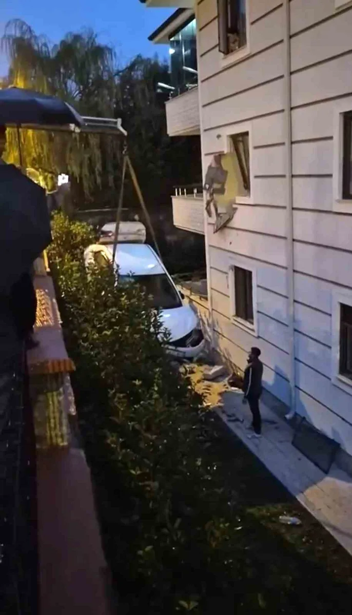 Sakarya’da kontrolden çıkan otomobil ikinci kattaki daireye çarptı