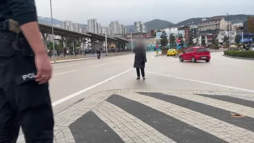 Çocuğunu göremeyen kadın boynuna bıçak dayadı, ekipler ikna etti