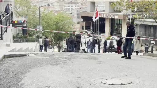 Beyoğlu’nda kontrolden çıkan kamyon yan yattı